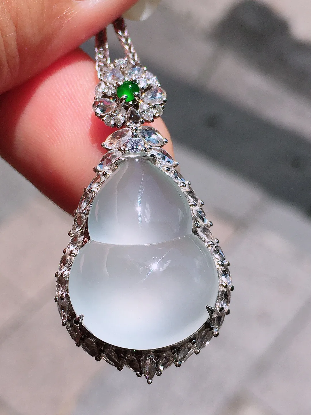冰种葫芦吊坠，玉质细腻，荧光感超
强，饱满圆润，气质满满。18k
金豪华镶嵌