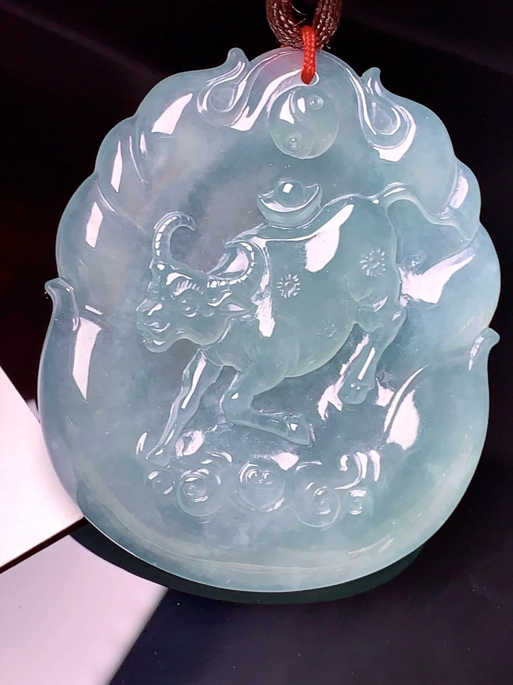 生肖牛牌吊坠 玉质细腻 色泽艳丽 整体尺寸47.5*40*4.8
