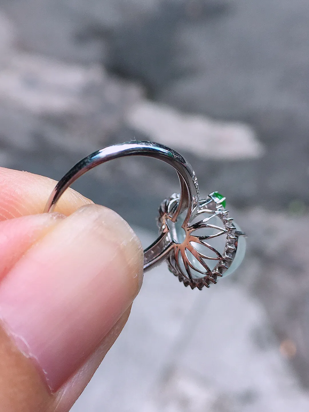 冰种葫芦戒指，玉质细腻，荧光感超
强，饱满圆润，气质满满。18k
金豪华镶嵌