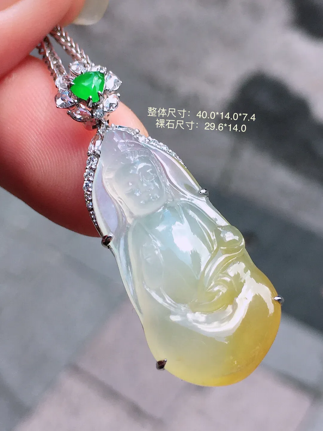 飘黄翡观音吊坠，色泽艳丽，玉质细腻，荧光感超
强，饱满圆润，气质满满。18k
金豪华镶嵌