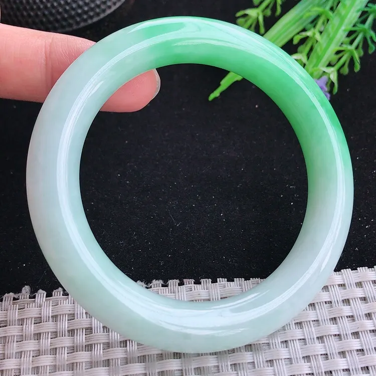 自然光55.5/11.2/10.8老坑精美温润飘绿圆条手镯翡翠玉镯收藏美人镯