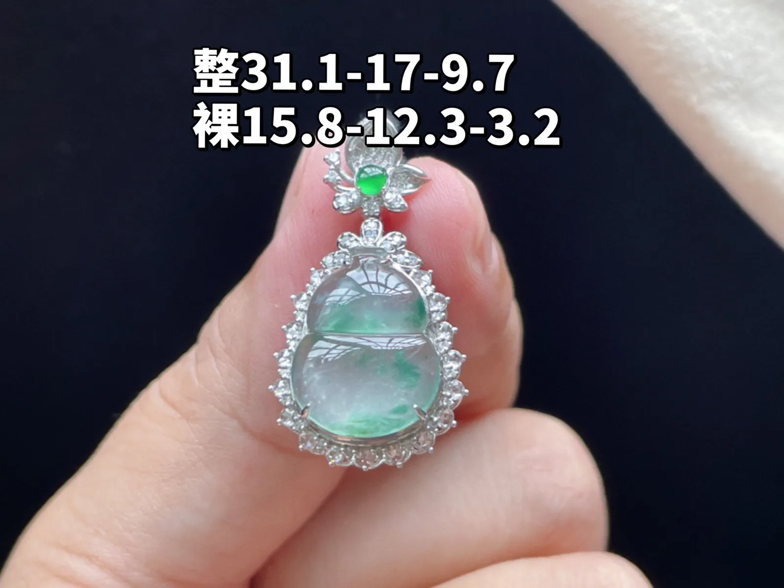18K 冰种飘花·葫芦

整31.1-17-9.7
裸15.8-12.3-3.2