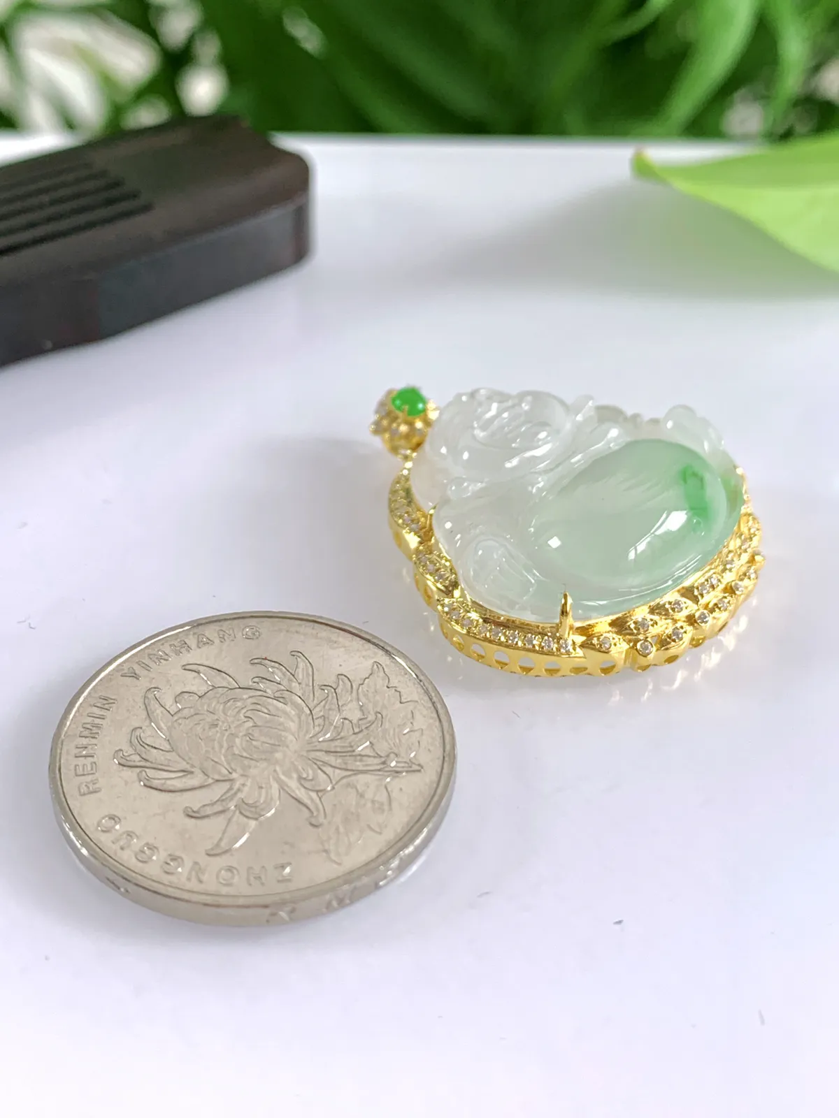 缅甸天然翡翠A货，18K金豪华镶嵌冰种起胶果冻料飘阳绿佛公吊坠挂件，尺寸：整体34.5/29/9.5mm，祼石26/23.5/5.5mm重量：6.45g