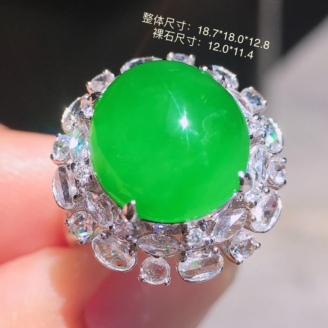 阳绿蛋面戒指，色泽均匀艳丽，玉质细腻，荧光感超
强，饱满圆润，气质满满。18k
金豪华镶嵌