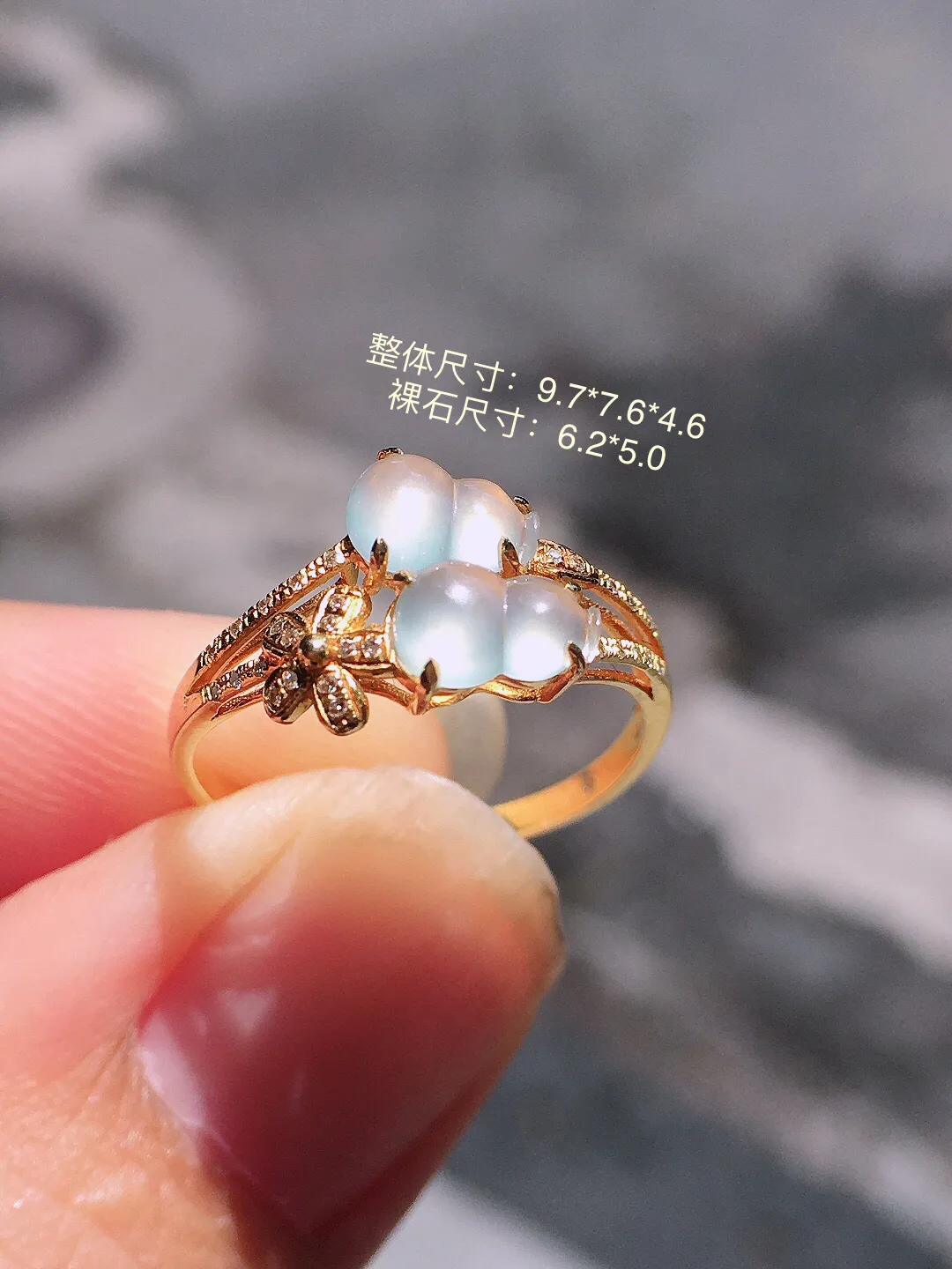 冰种二合一戒指，玉质细腻，荧光感超
强，饱满圆润，气质满满。18k
金豪华镶嵌