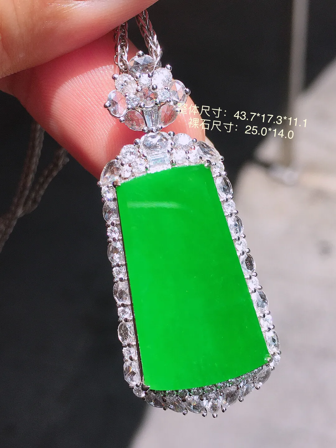 阳绿无事牌吊坠，色泽均匀艳丽，玉质细腻，荧光感超
强，饱满圆润，气质满满。18k
金豪华镶嵌