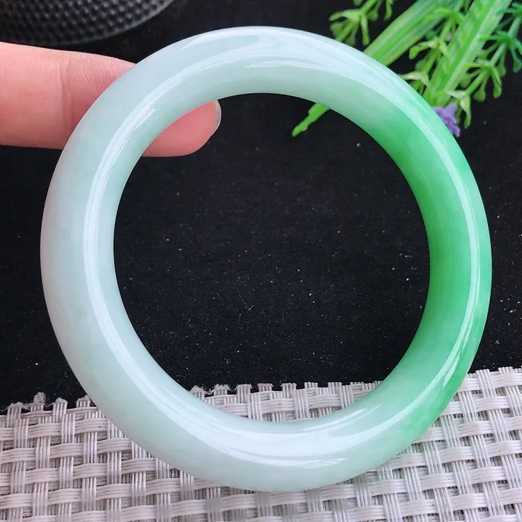 自然光55.5/11.2/10.8老坑精美温润飘绿圆条手镯翡翠玉镯收藏美人镯