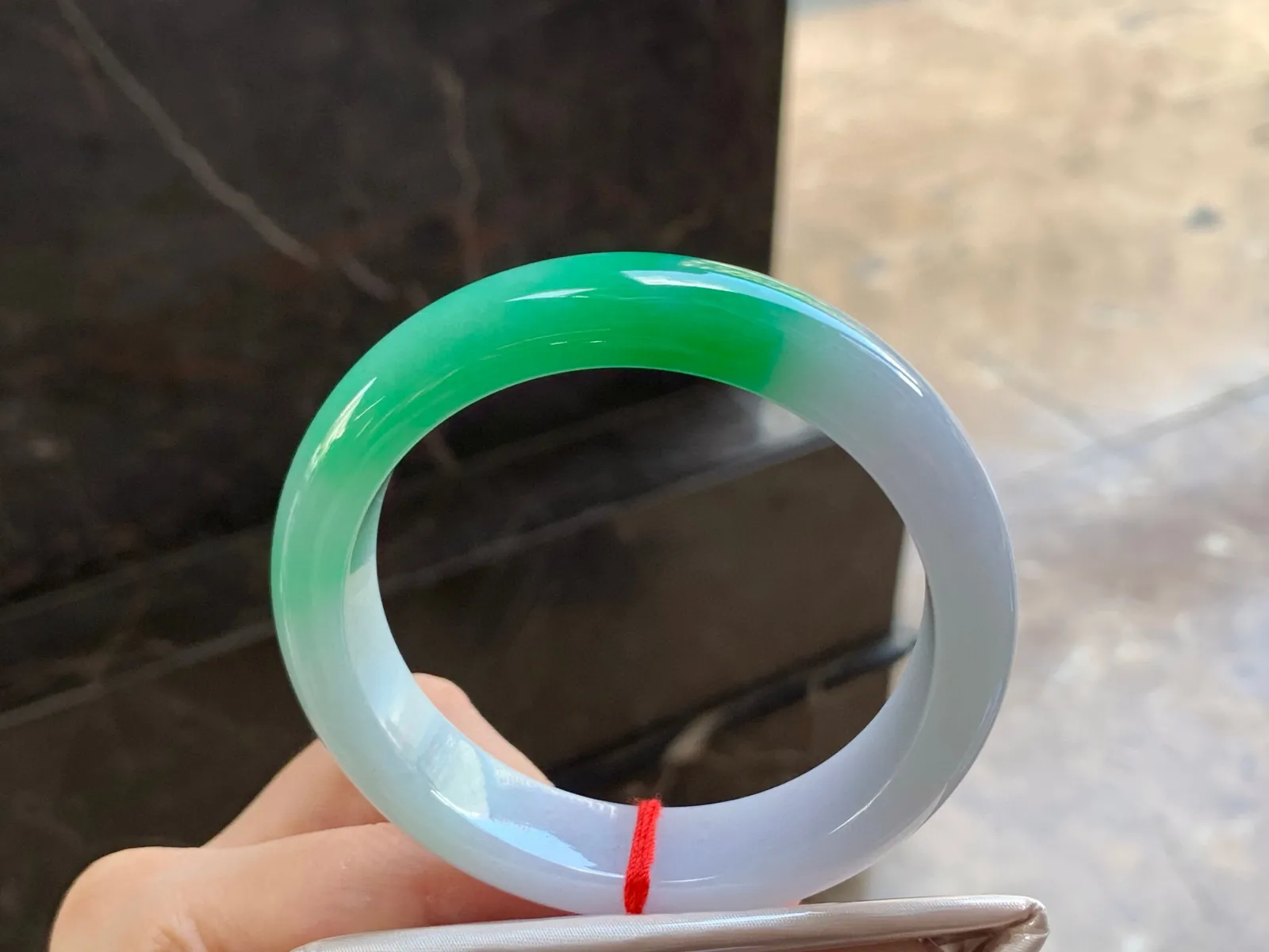 阳绿手镯
细腻56.6/13.5/8.8mm