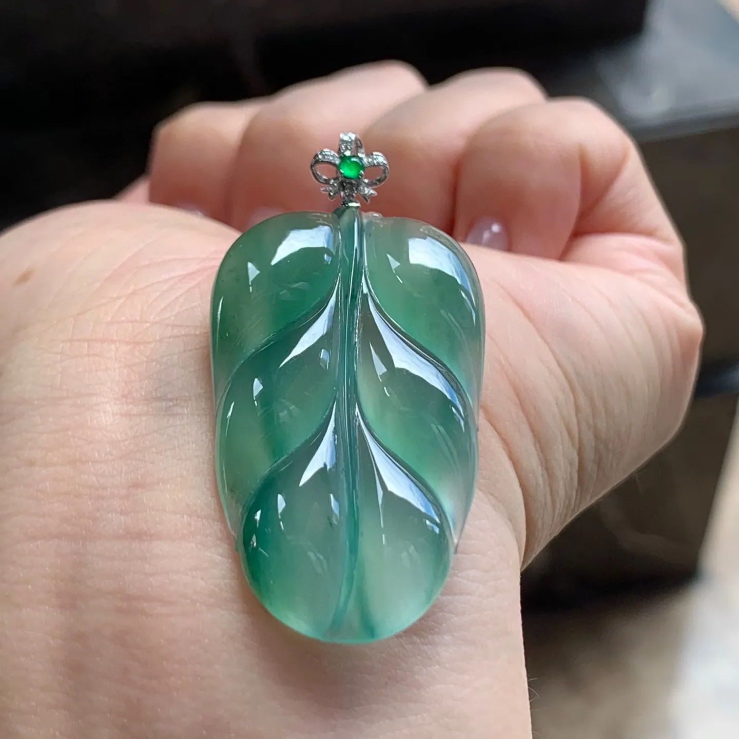 冰种飘花玉叶
花色漂亮 大气 金扣
