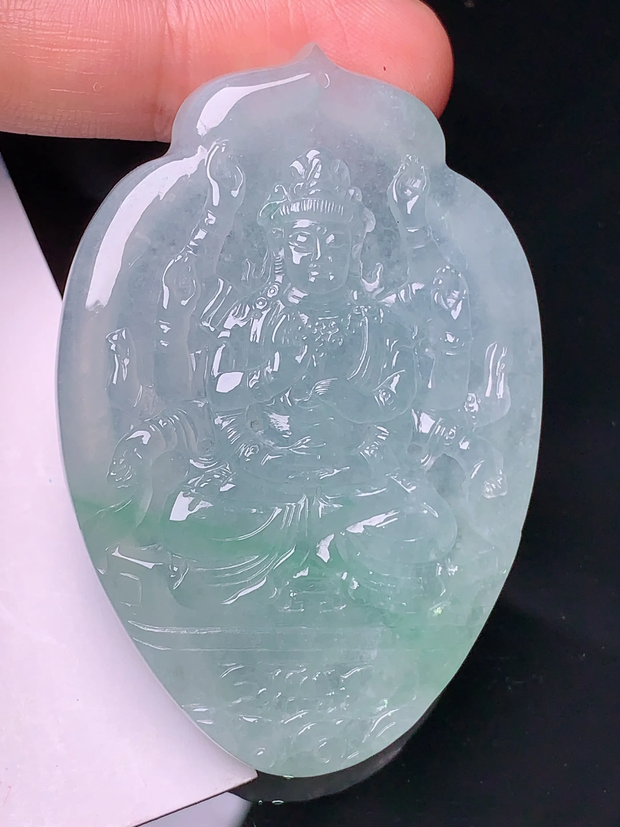 飘绿千手观音吊坠 玉质细腻 色泽艳丽 整体尺寸55.6*37.6*6.2