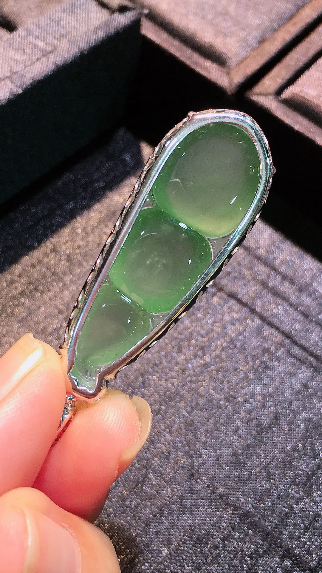 晴水福豆吊坠，色泽均匀艳丽，玉质细腻，荧光感超
强，饱满圆润，气质满满。18k
金豪华镶嵌