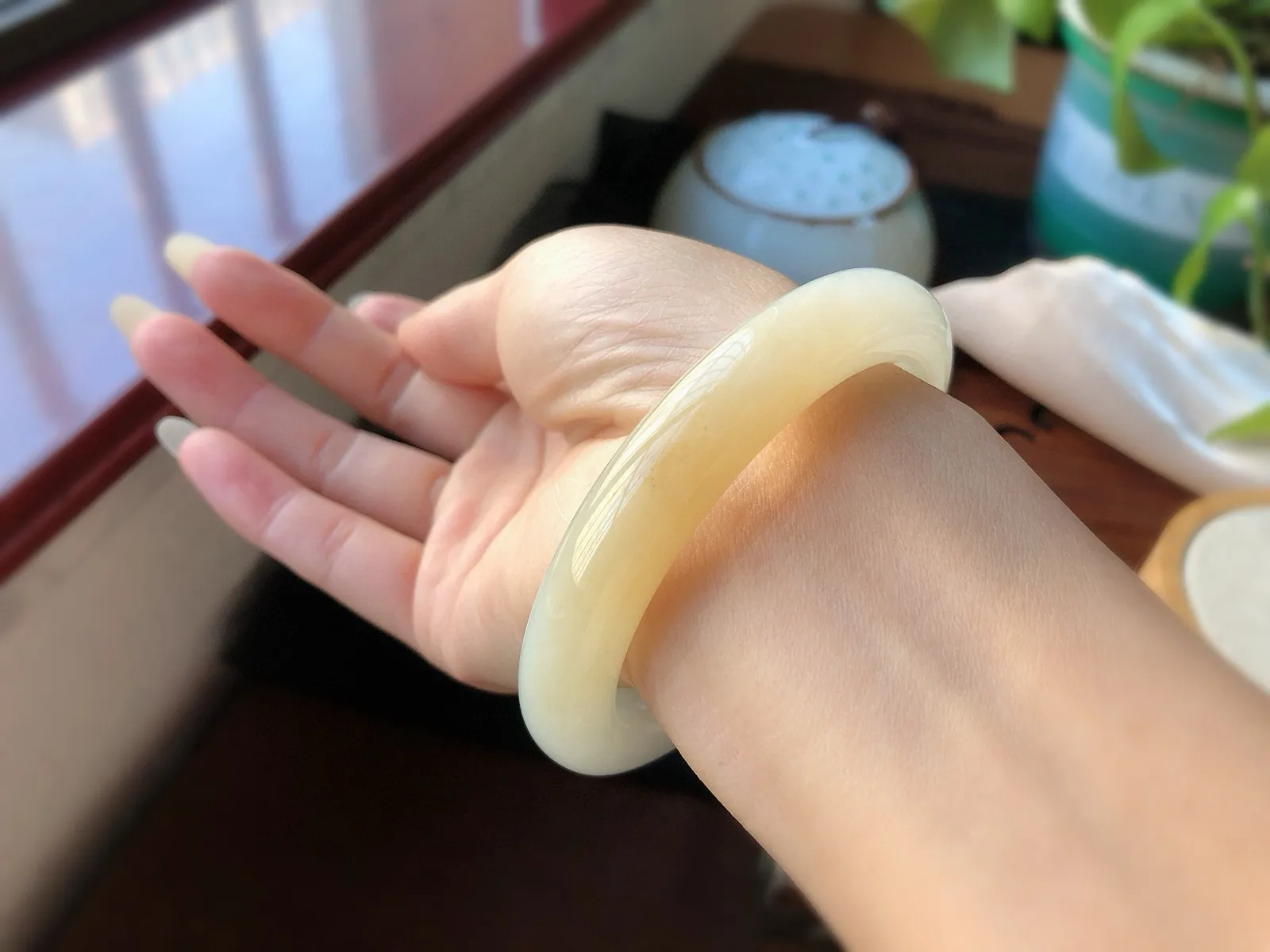 圈口58.2 美镯到一口糖[鼓掌] 天然和田玉糖白玉镯，老坑料 尺寸12.8*10.5   脂粉细腻，料子油润，过度自然，收藏精品！