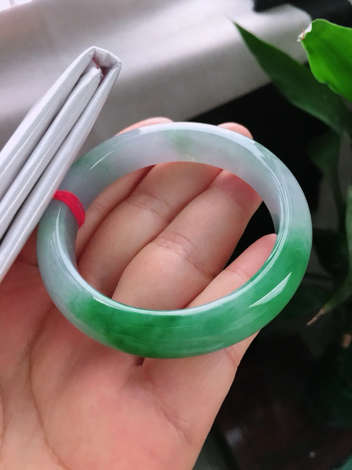 圈口53.5，正圈手镯，小圈口，玉质冰润细腻，色泽鲜艳，尺寸53.-12.9-8.4mm