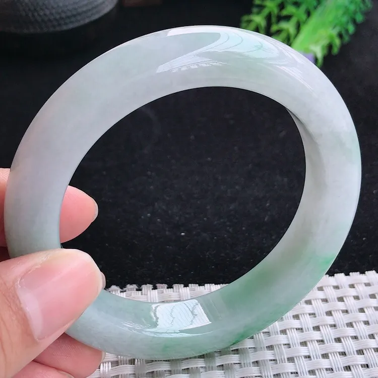 自然光58/13.2/10.5老坑精美温润飘绿手镯翡翠玉镯美人镯