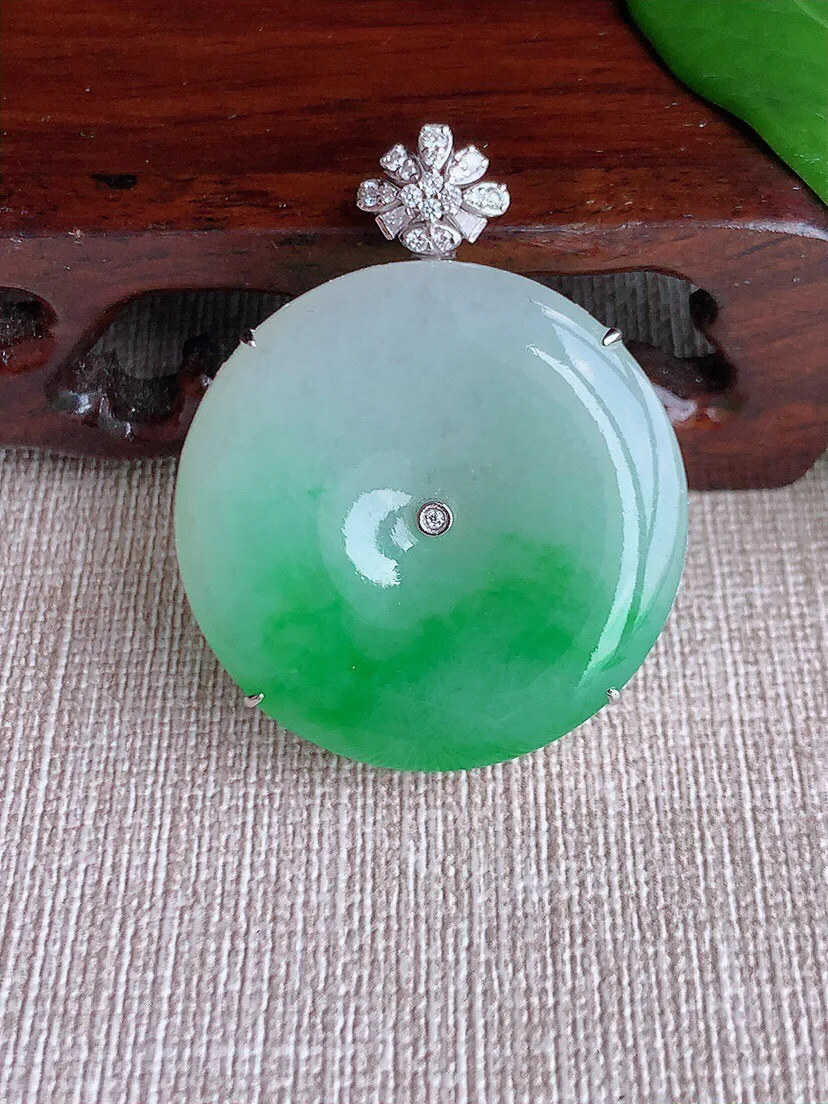 a货翡翠老坑冰种18K金伴钻镶嵌飘绿平安扣吊坠 尺寸40×31.7×8.4mm 重量12.88g 0703