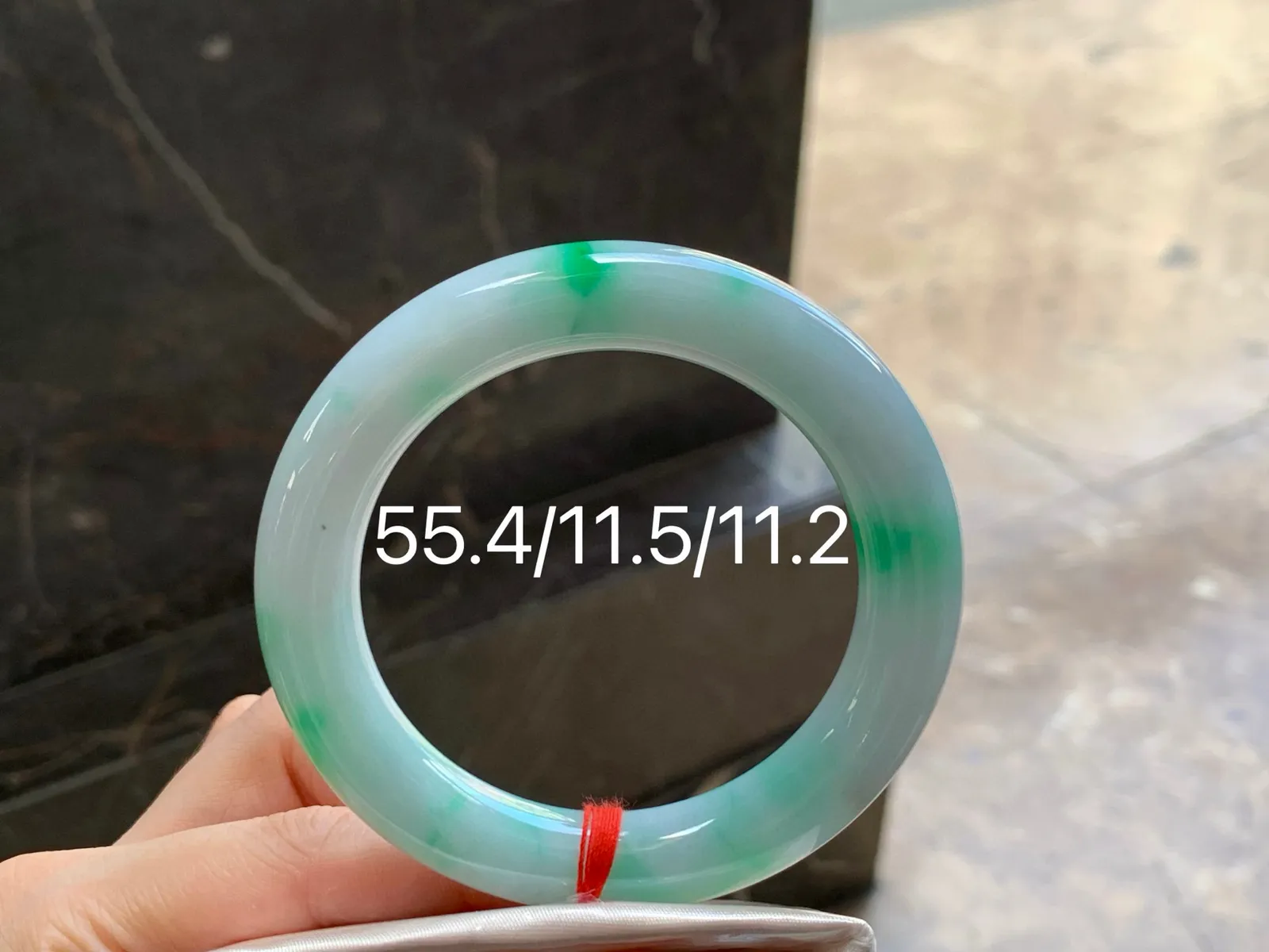 带色福镯
玉质细腻 55.4/11.5/11.2mm