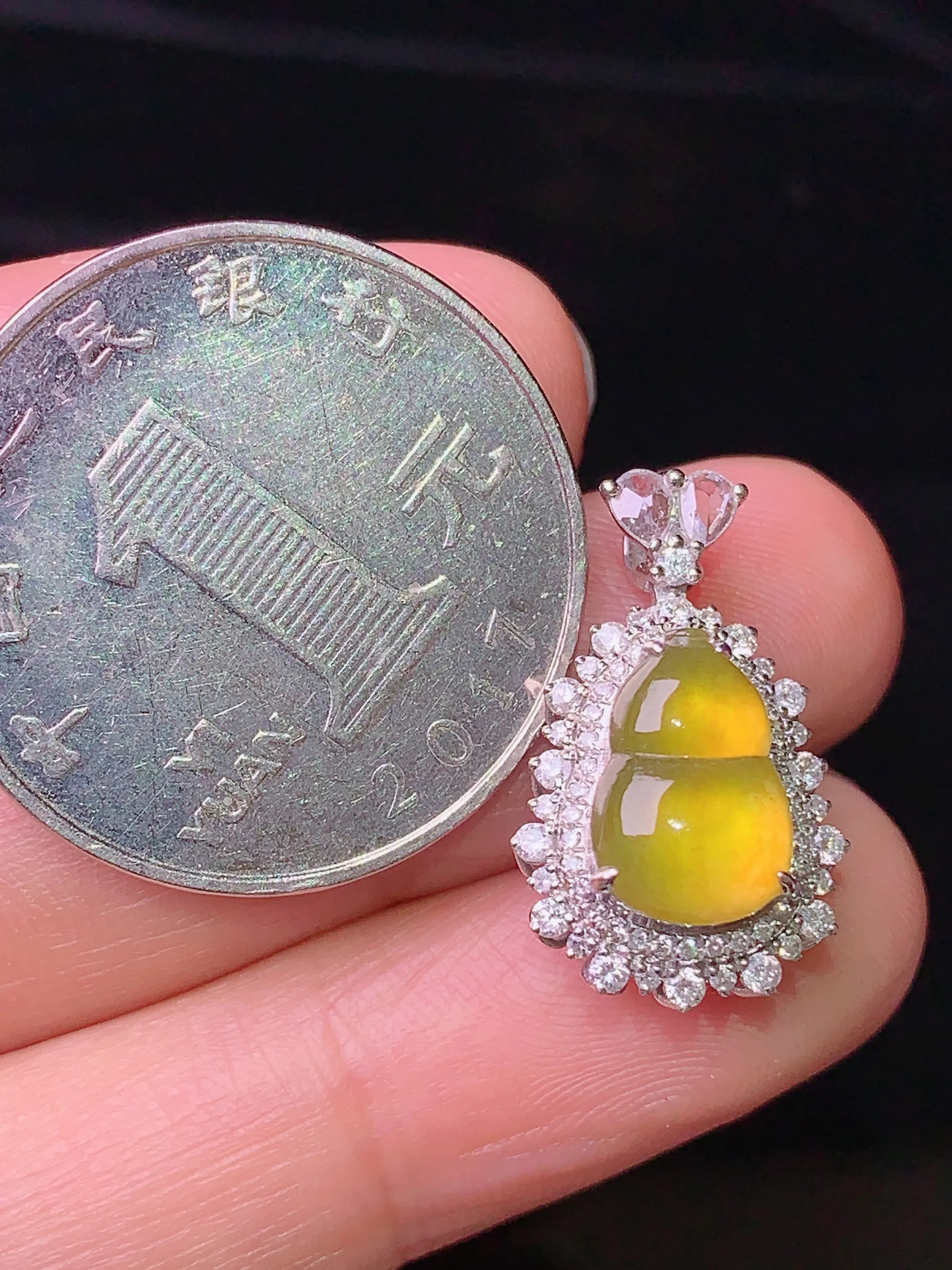 18k金钻镶嵌黄翡葫芦吊坠 玉质细腻 色泽艳丽 整体尺寸21*12.3*9.2