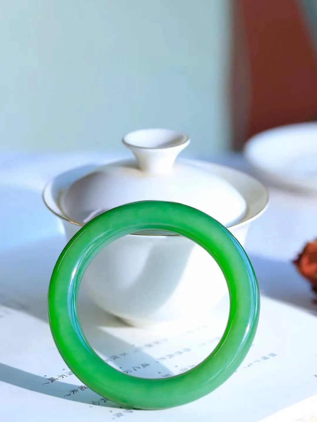 【碧波流转·手镯】

收藏传家级臻品️和田玉碧玉猫眼圆条手镯，玉质细腻温润，手感舒适，️线条流畅，简约大气，美自天成，佩戴于腕间，婉约之美，举手投足间透出那份低调奢华，醉人心扉。
重56克 内径圈口53.5mm尺寸10.8-10.9mm  FDA-1370300