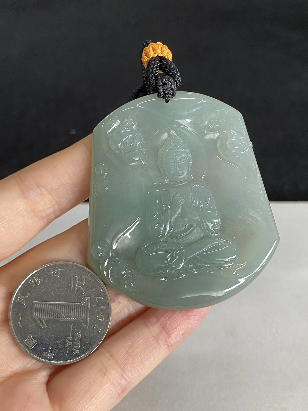 翡翠冰糯种淡绿色吊坠，配珠未测