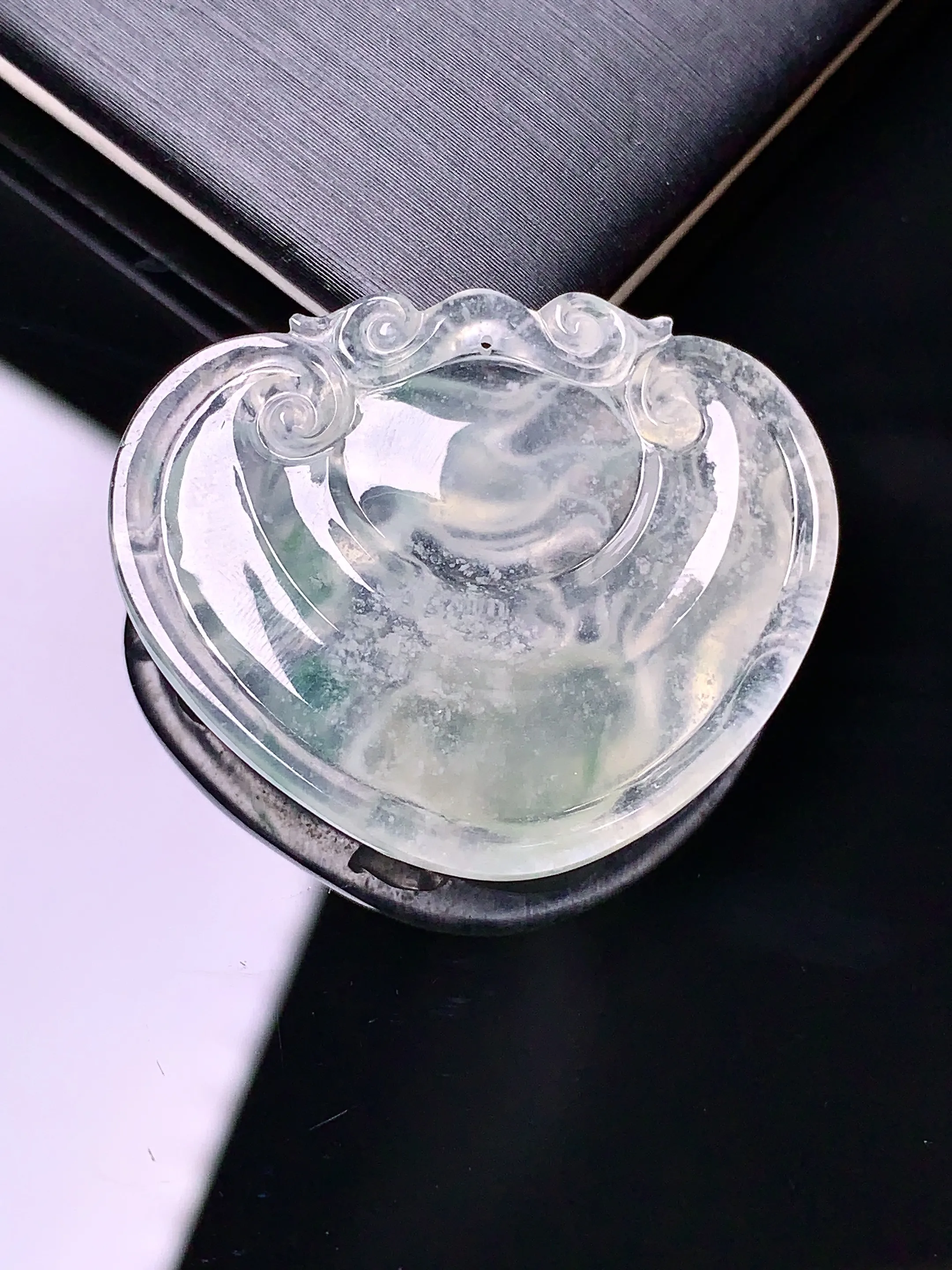 冰种年年有余吊坠 玉质细腻 色泽艳丽 整体尺寸26.7*32.6*6