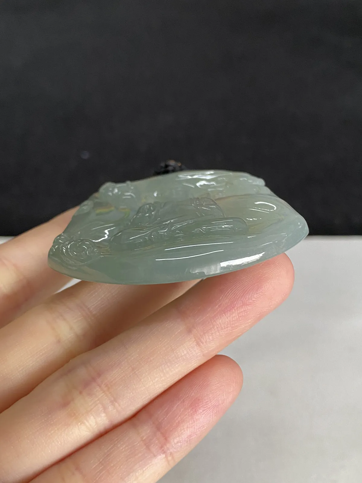翡翠冰糯种淡绿色吊坠，配珠未测
