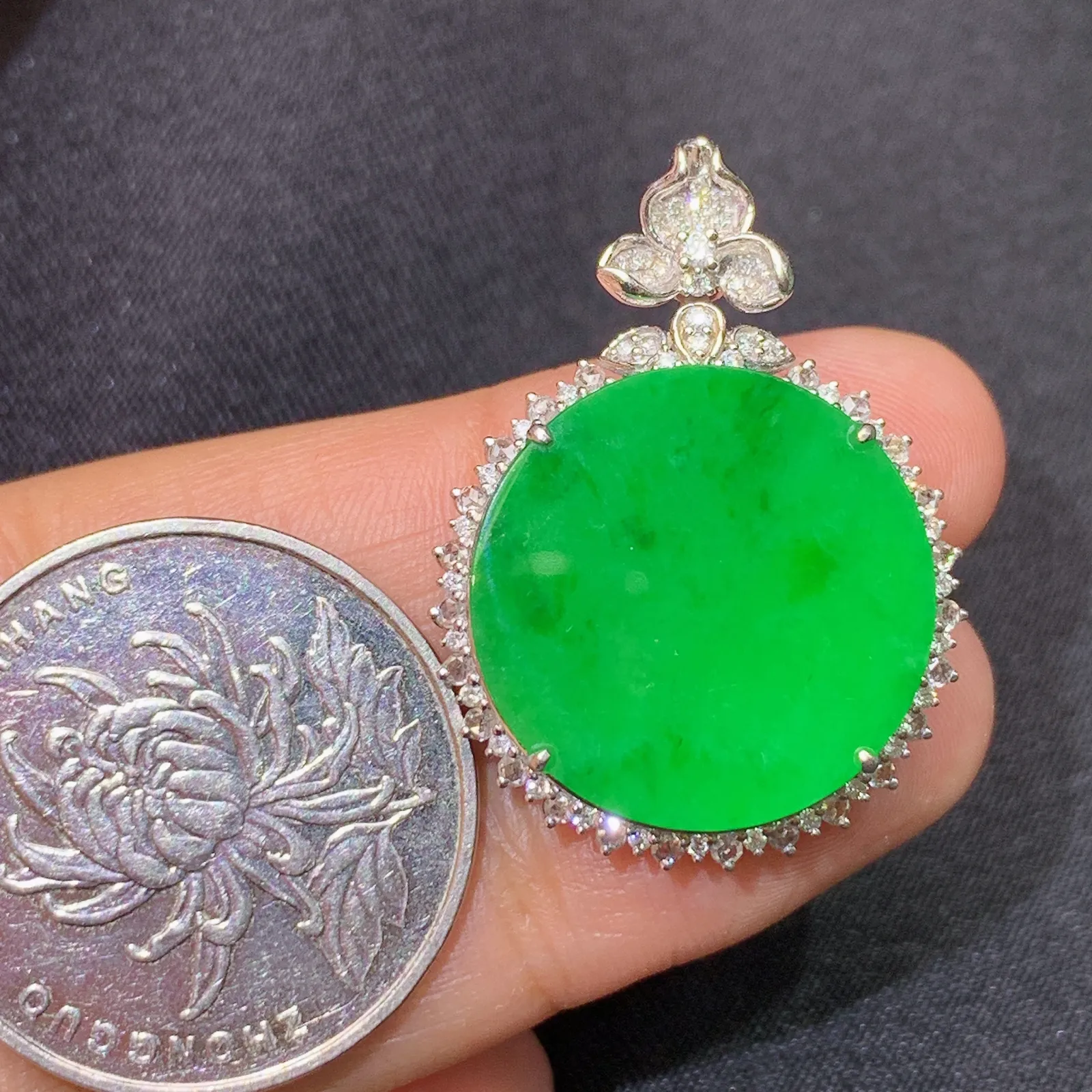 阳绿圆牌吊坠，18k金镶嵌，色泽鲜阳，种老水足 尺寸30.6*22.5*7