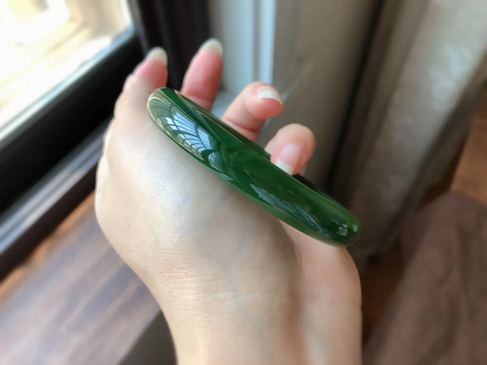圈口58.5 天然和田玉 碧玉手镯，超美辣绿小正装，精品老坑料，质地温润，  尺寸10*7.2