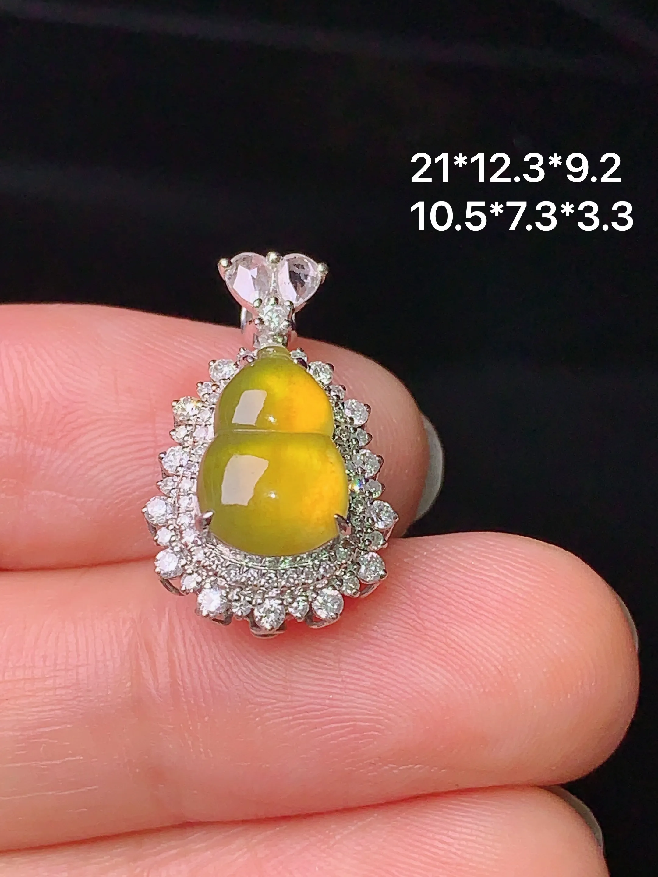 18k金钻镶嵌黄翡葫芦吊坠 玉质细腻 色泽艳丽 整体尺寸21*12.3*9.2