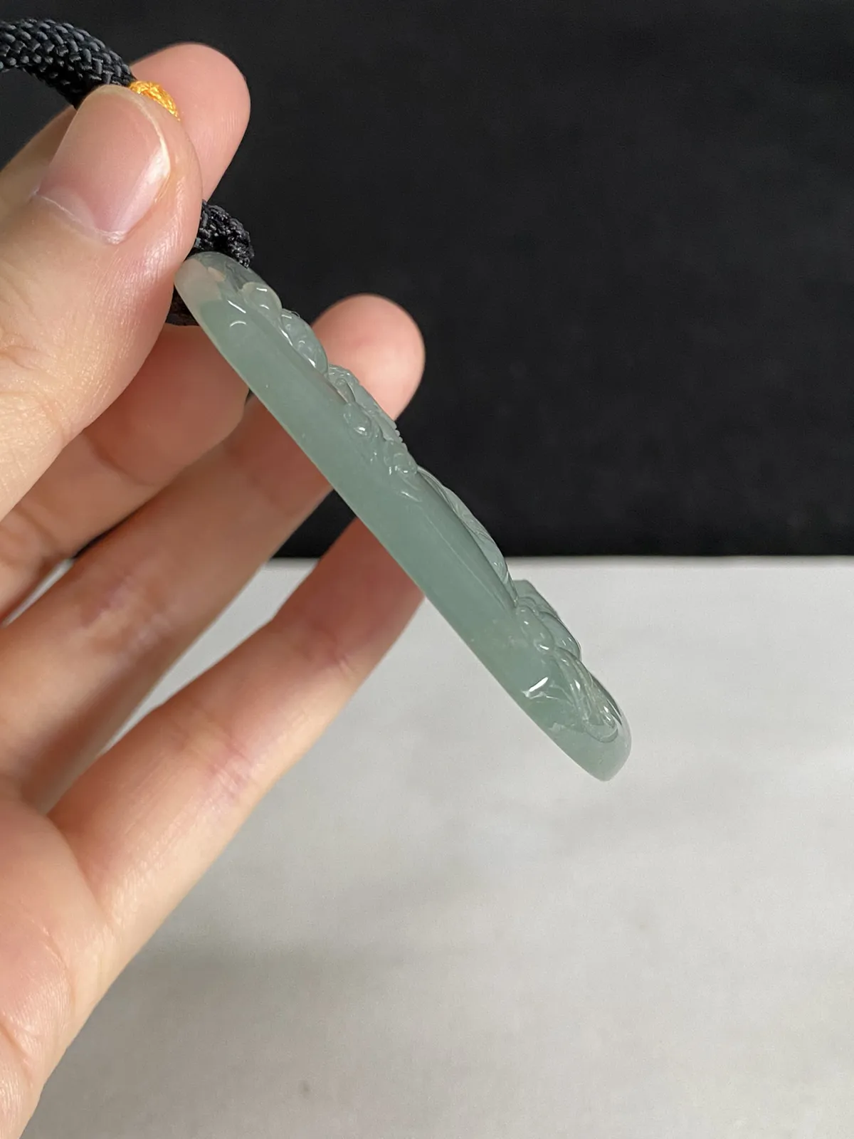 翡翠冰糯种淡绿色吊坠，配珠未测
