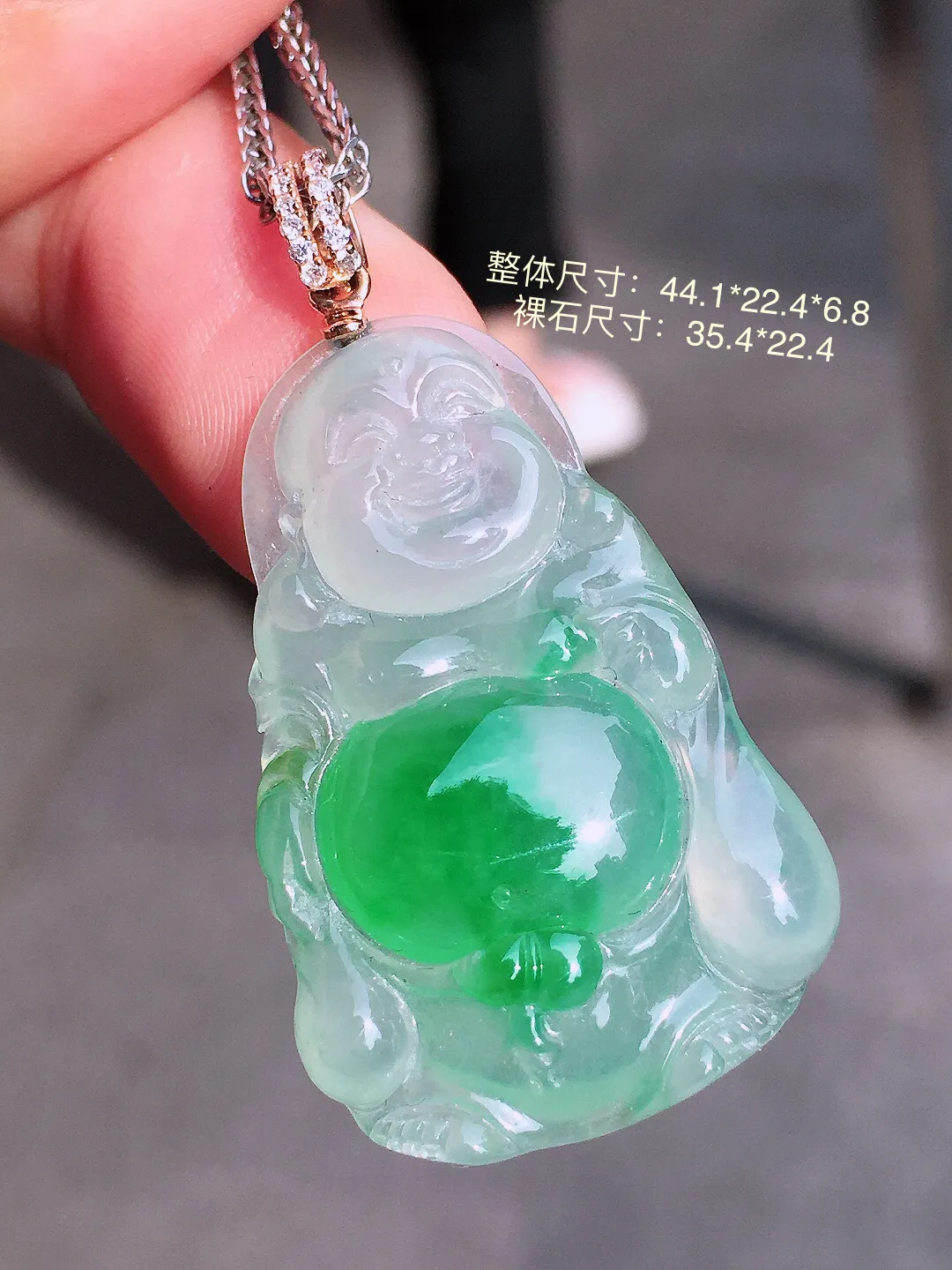 飘绿站佛吊坠，色泽艳丽，玉质细腻，荧光感超
强，饱满圆润，气质满满。18k
金豪华镶嵌