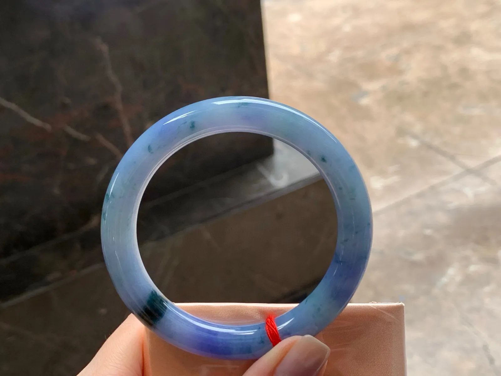 紫罗兰飘花圆条手镯
细腻独特 56/9.7/9.2mm
