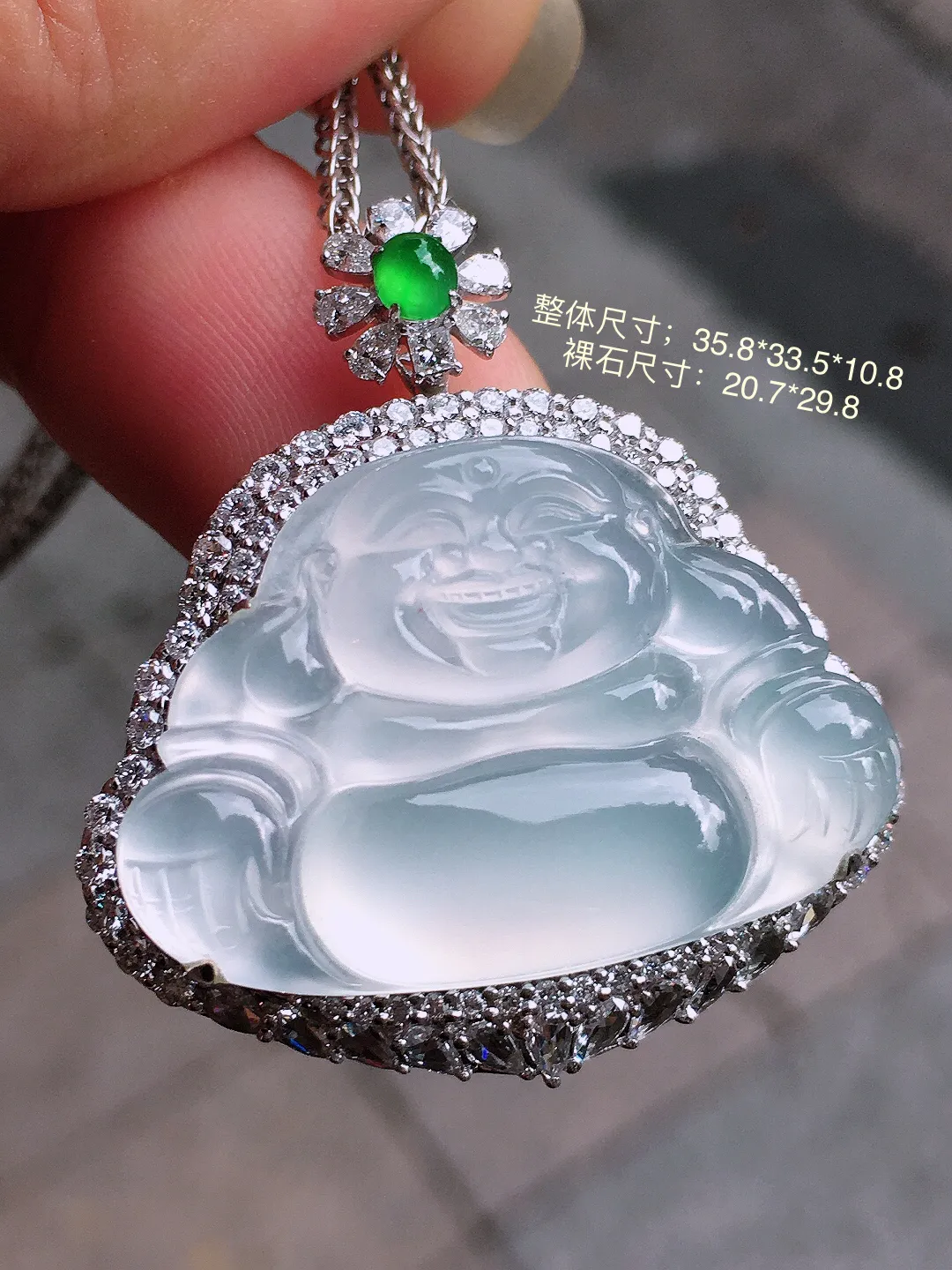 冰种佛公吊坠，玉质细腻，荧光感超
强，饱满圆润，气质满满。18k
金豪华镶嵌