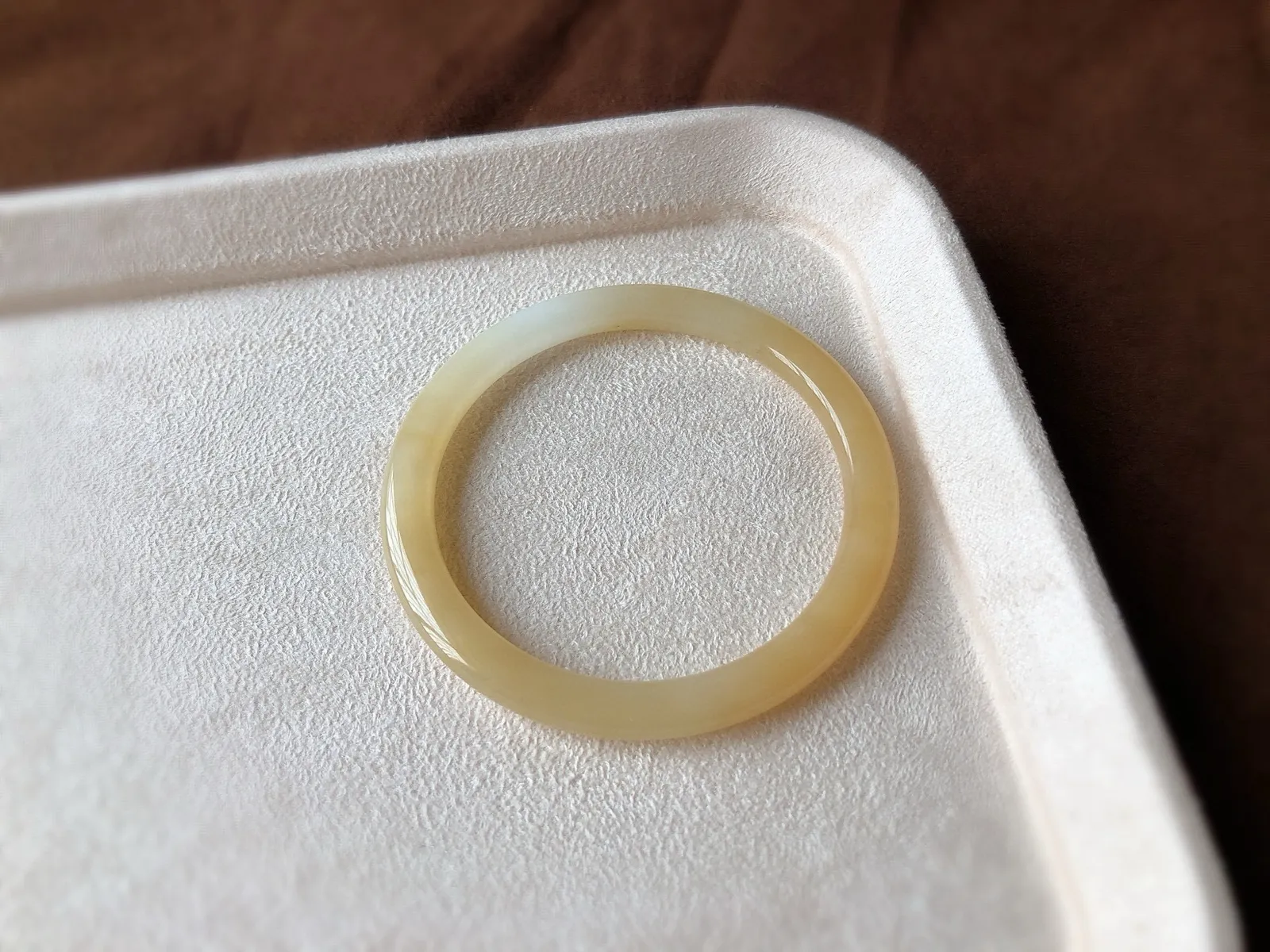 圈口55.5 天然和田玉糖白玉镯，老坑料尺寸5.8*7   脂粉细腻，料子油润，过度自然，收藏精品！