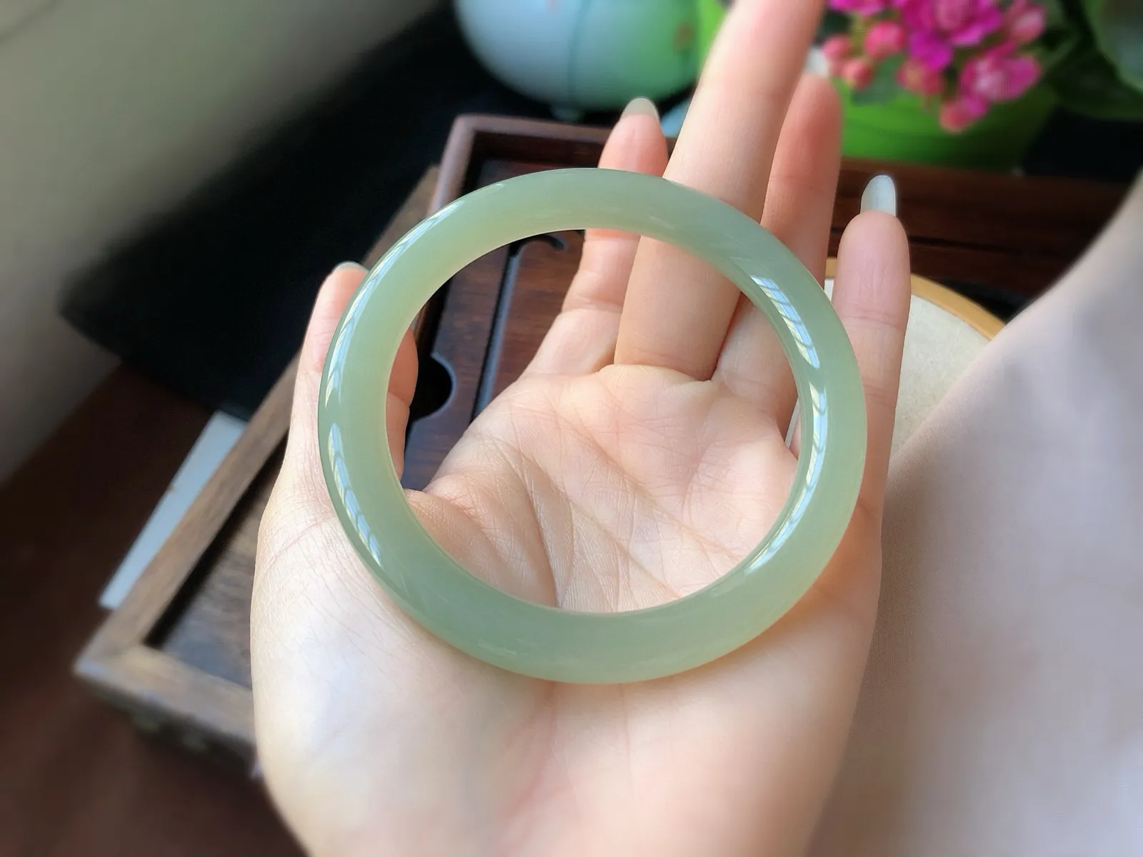 圈口59 尺寸8.5*8.9   高冰底湖水，料子冰润细腻，超有存在感，又润又细腻，品质非常不错哦！