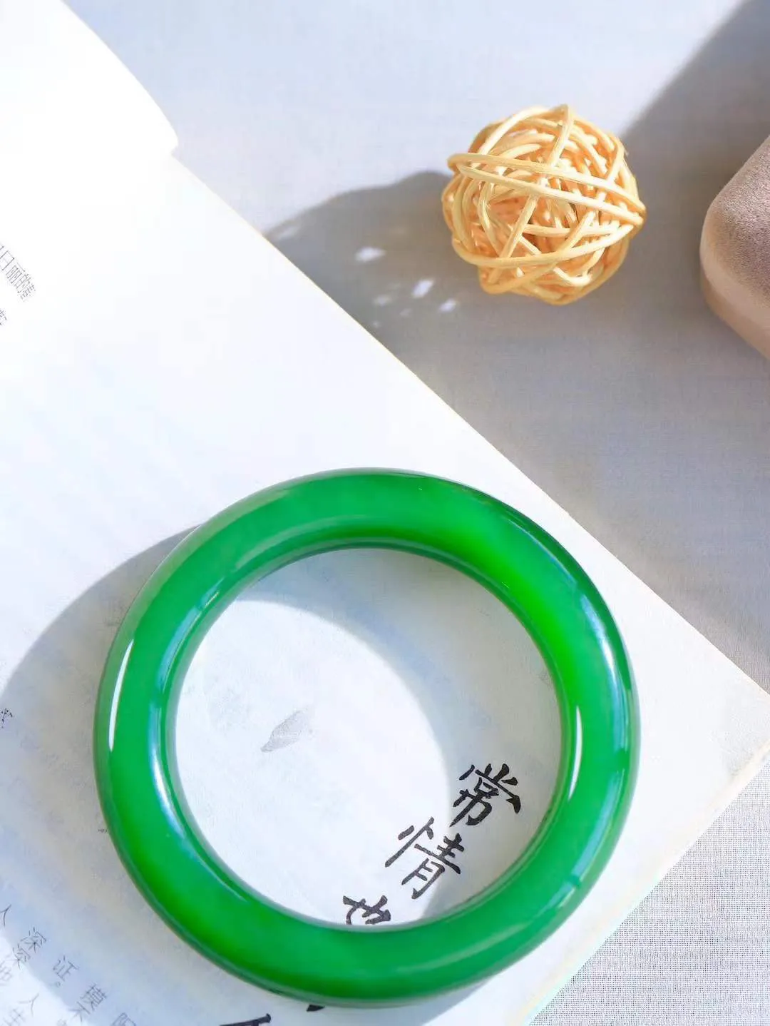 【温润如心.镯】

收藏传家级臻品️和田玉碧玉圆条手镯，精选上等碧玉料，色泽清透，质地细腻。佩戴它，感受千年玉文化的温润与优雅，愿它为您带来平安与幸福。重82克  尺寸56.5-12.9-12.6mm 8970354A