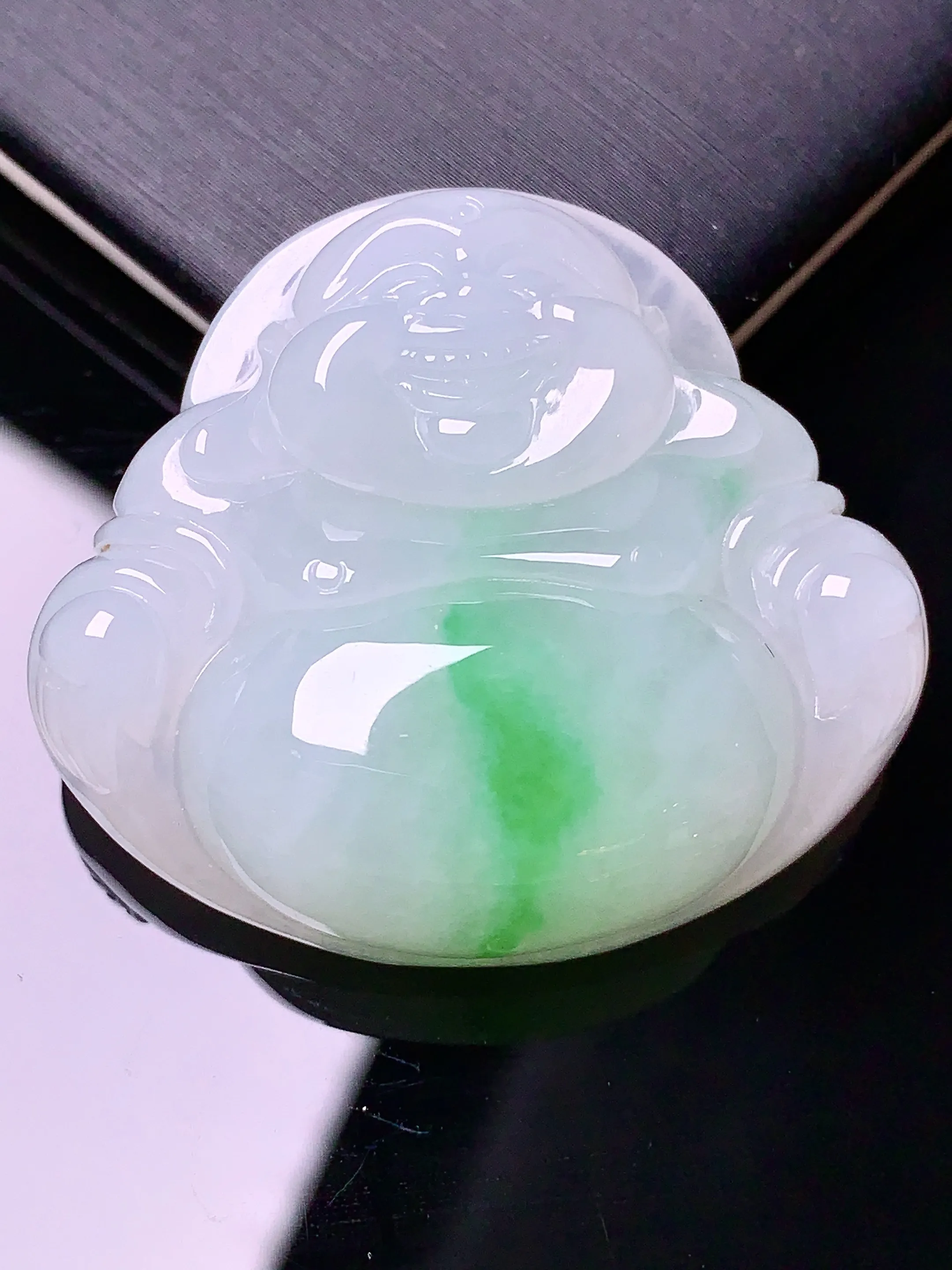 飘绿佛公吊坠 玉质细腻 色泽艳丽 整体尺寸32.1*36*10