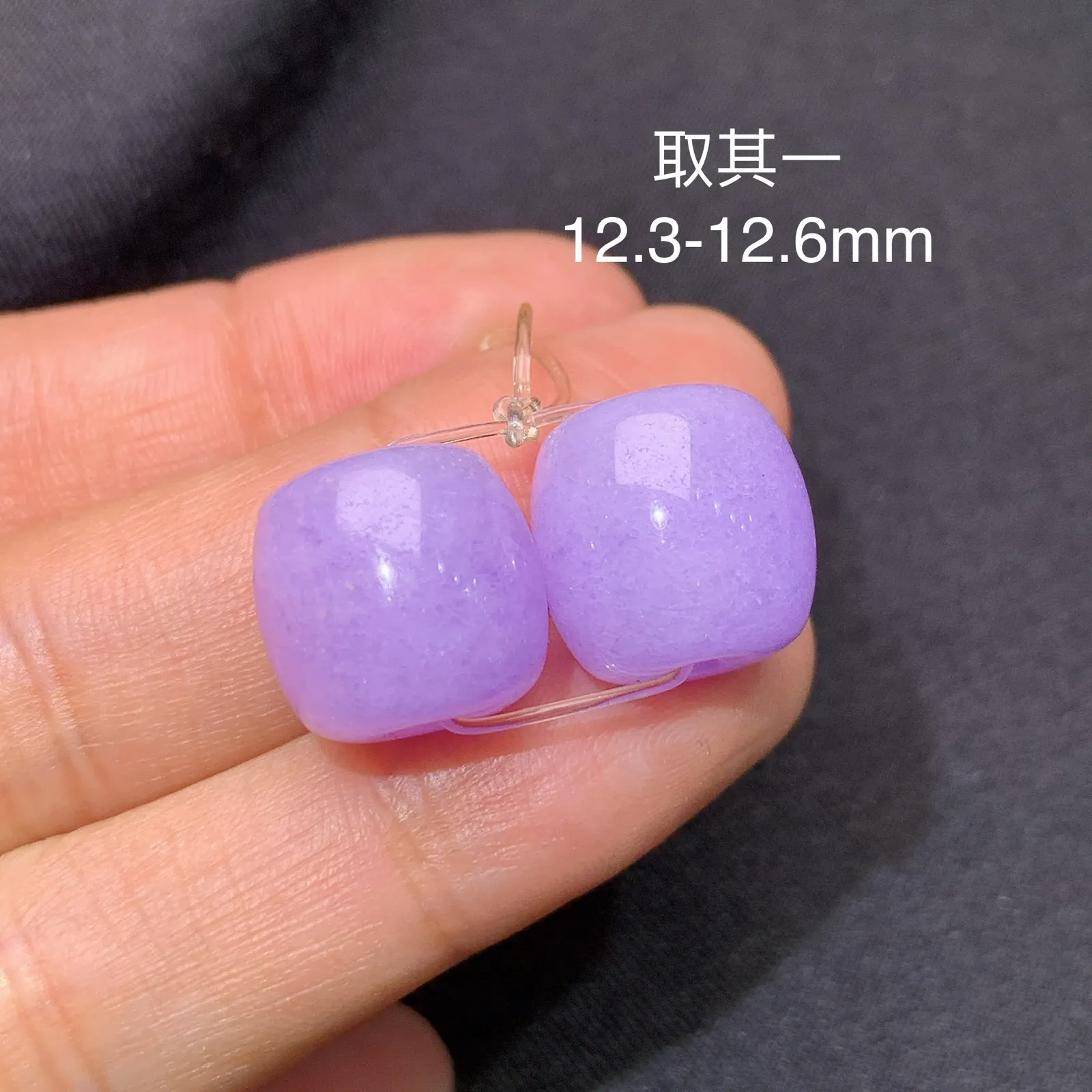 紫罗兰路路通一对，镶嵌佳品，温润细腻，色泽浓郁 尺寸12.3*12.6