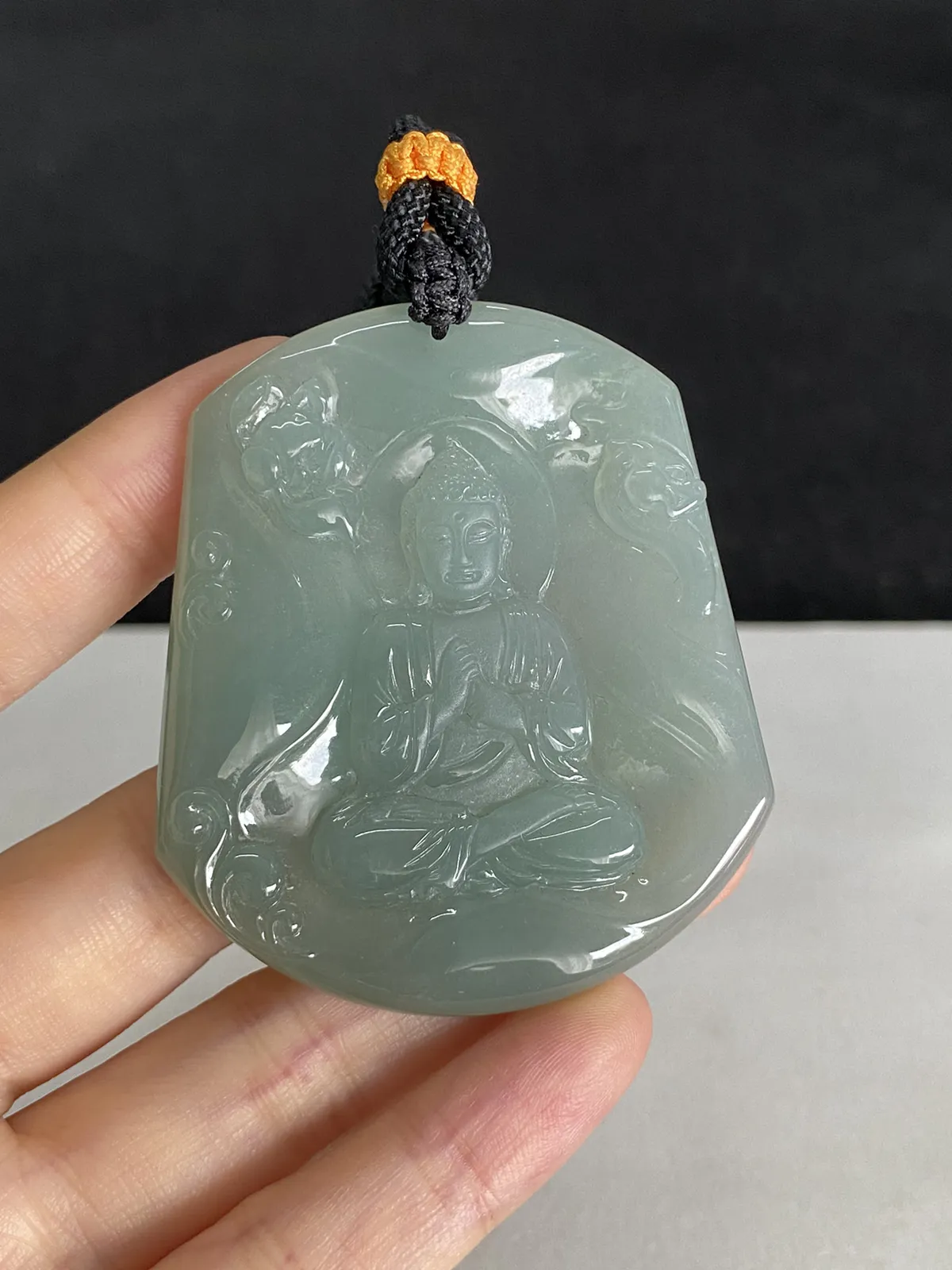 翡翠冰糯种淡绿色吊坠，配珠未测
