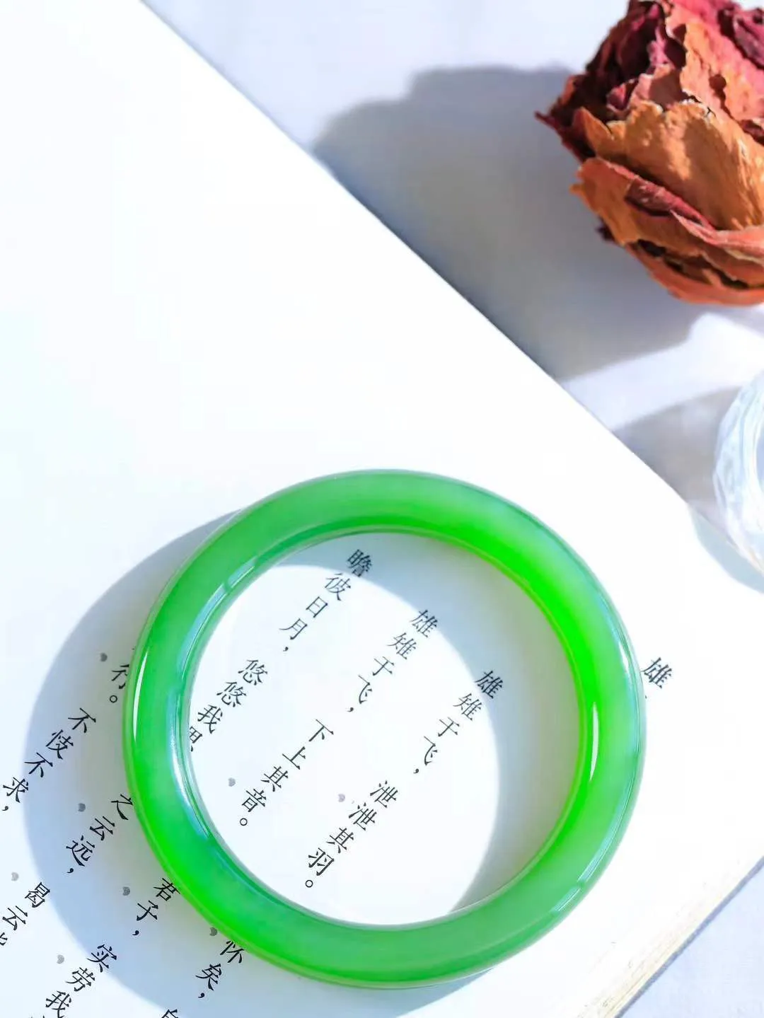 【碧色荡漾·手镯】

收藏传家级臻品️和田玉碧玉猫眼手镯，玉质细腻温润，手感舒适，️线条流畅，简约大气，美自天成，佩戴于腕间，婉约之美，举手投足间透出那份低调奢华，醉人心扉。重35.2克 内径圈口53mm尺寸8.2-9mm FDA-7670332