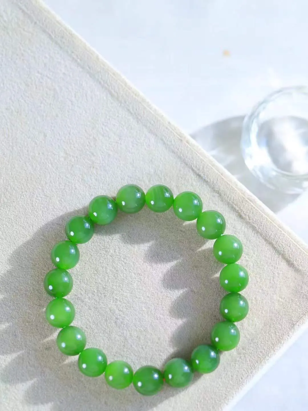【珠圆玉润.手串】

精品和田玉碧玉猫眼珠圆玉润手串 玉质温润细腻  整串打磨圆润，佩戴舒适。珠珠落玉盘，间关莺语花底滑，一生美好时光，无论身在何处，都有它相伴相守。事事顺遂，幸福美满，吉祥如意。重30.2克 尺寸取一10mm  FDT-3670323