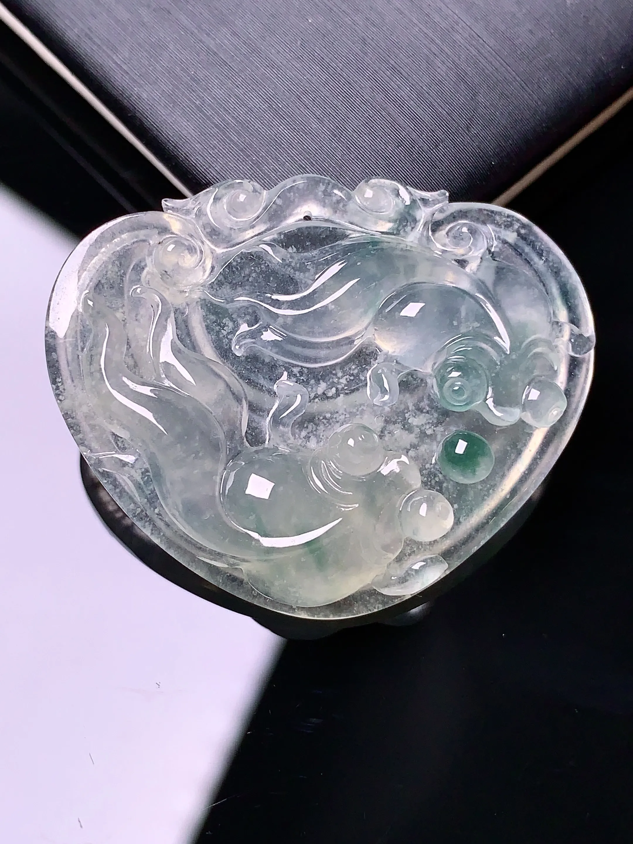冰种年年有余吊坠 玉质细腻 色泽艳丽 整体尺寸26.7*32.6*6