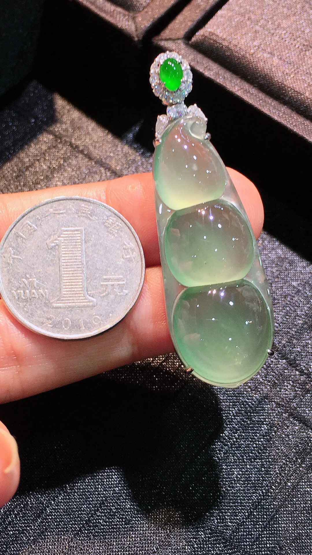 晴水福豆吊坠，色泽均匀艳丽，玉质细腻，荧光感超
强，饱满圆润，气质满满。18k
金豪华镶嵌
