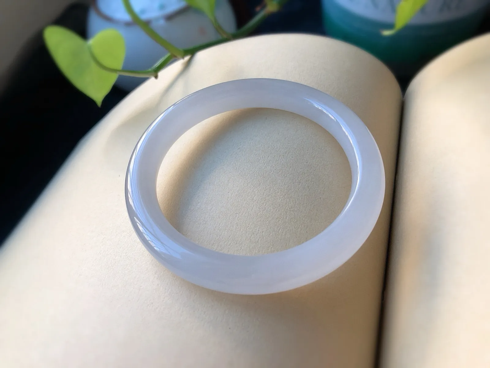 圈口59 尺寸10*9.3   超美的和田玉紫罗兰手镯，平安镯，冰紫料，料子细腻，超级有韵味，无黑裂。
