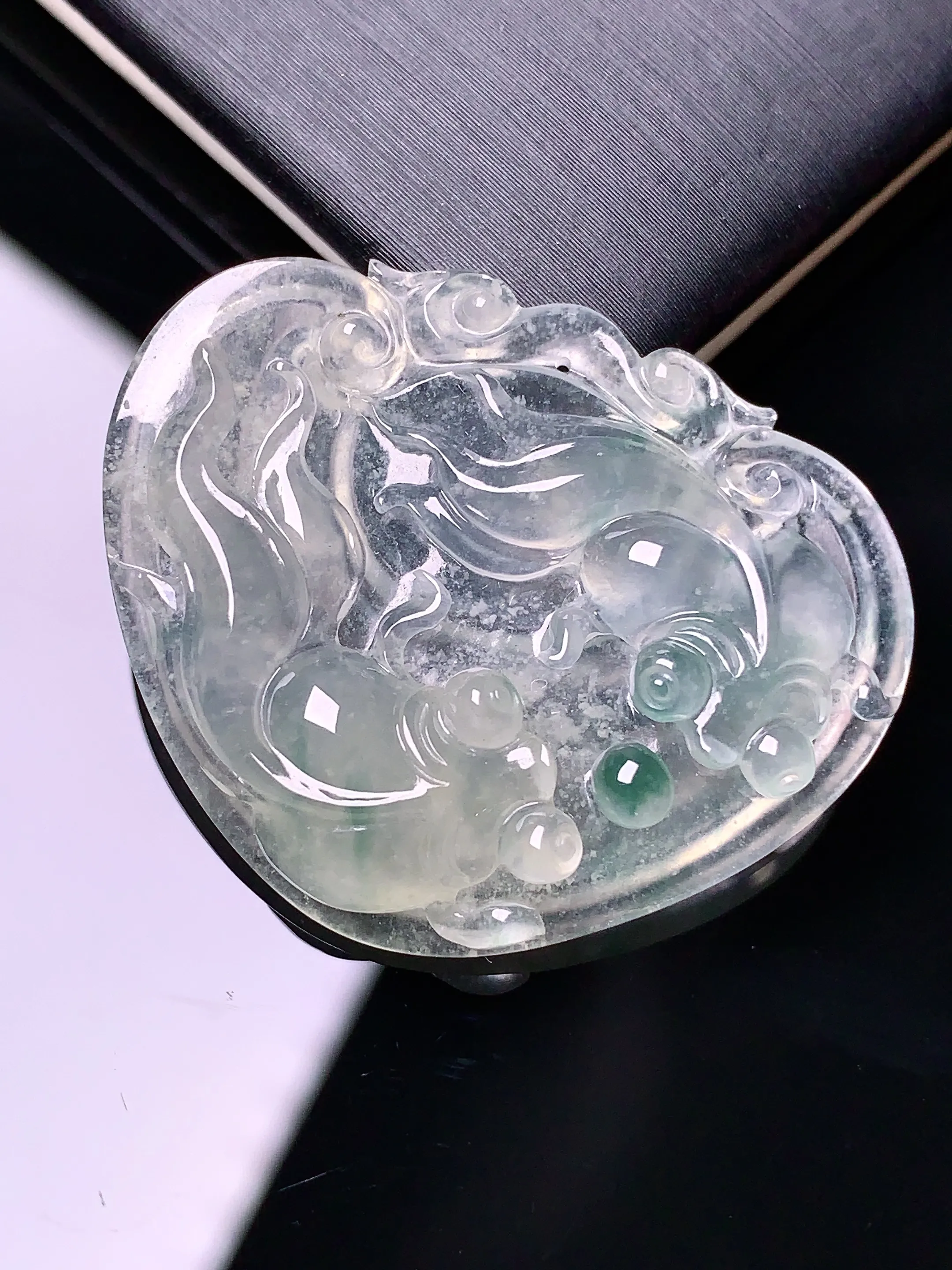 冰种年年有余吊坠 玉质细腻 色泽艳丽 整体尺寸26.7*32.6*6