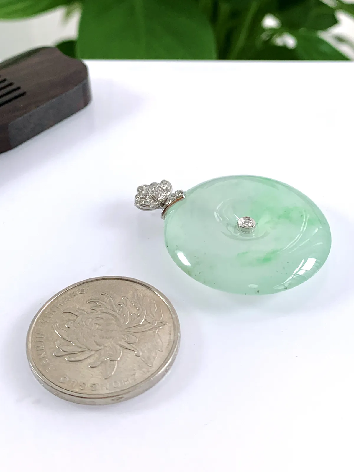 缅甸天然翡翠A货，高冰果冻起胶飘花平安扣吊坠挂件，尺寸：整体39.5/30.8/7mm，裸石30.8/6.5mm，重量12.97g，18k伴钻镶嵌