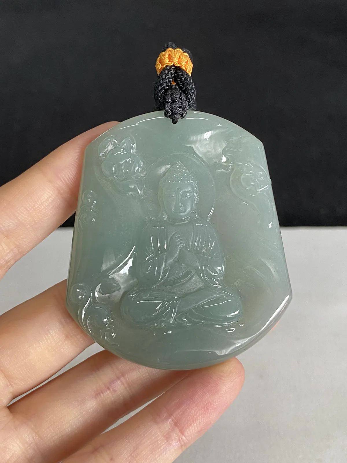 翡翠冰糯种淡绿色吊坠，配珠未测