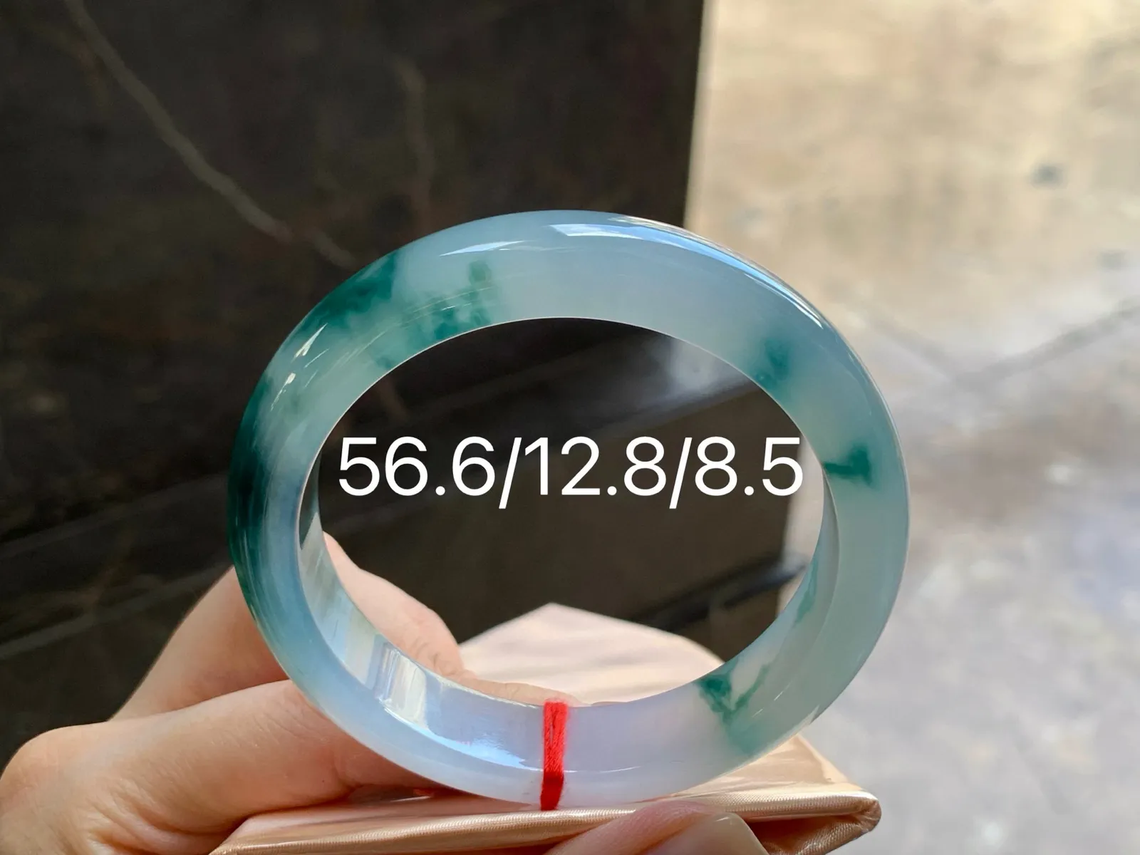 冰飘花手镯
种好水润 56.6/12.8/8.5mm