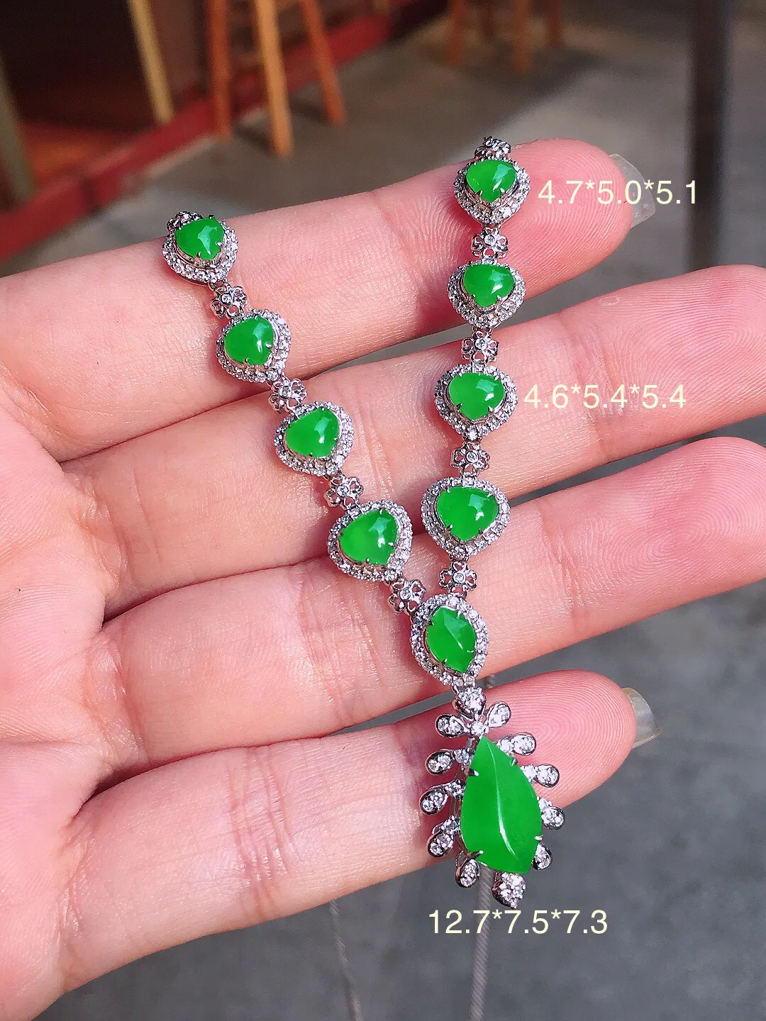 阳绿️晚装项链，色泽均匀艳丽，玉质细腻，荧光感超
强，饱满圆润，气质满满。18k
金豪华镶嵌