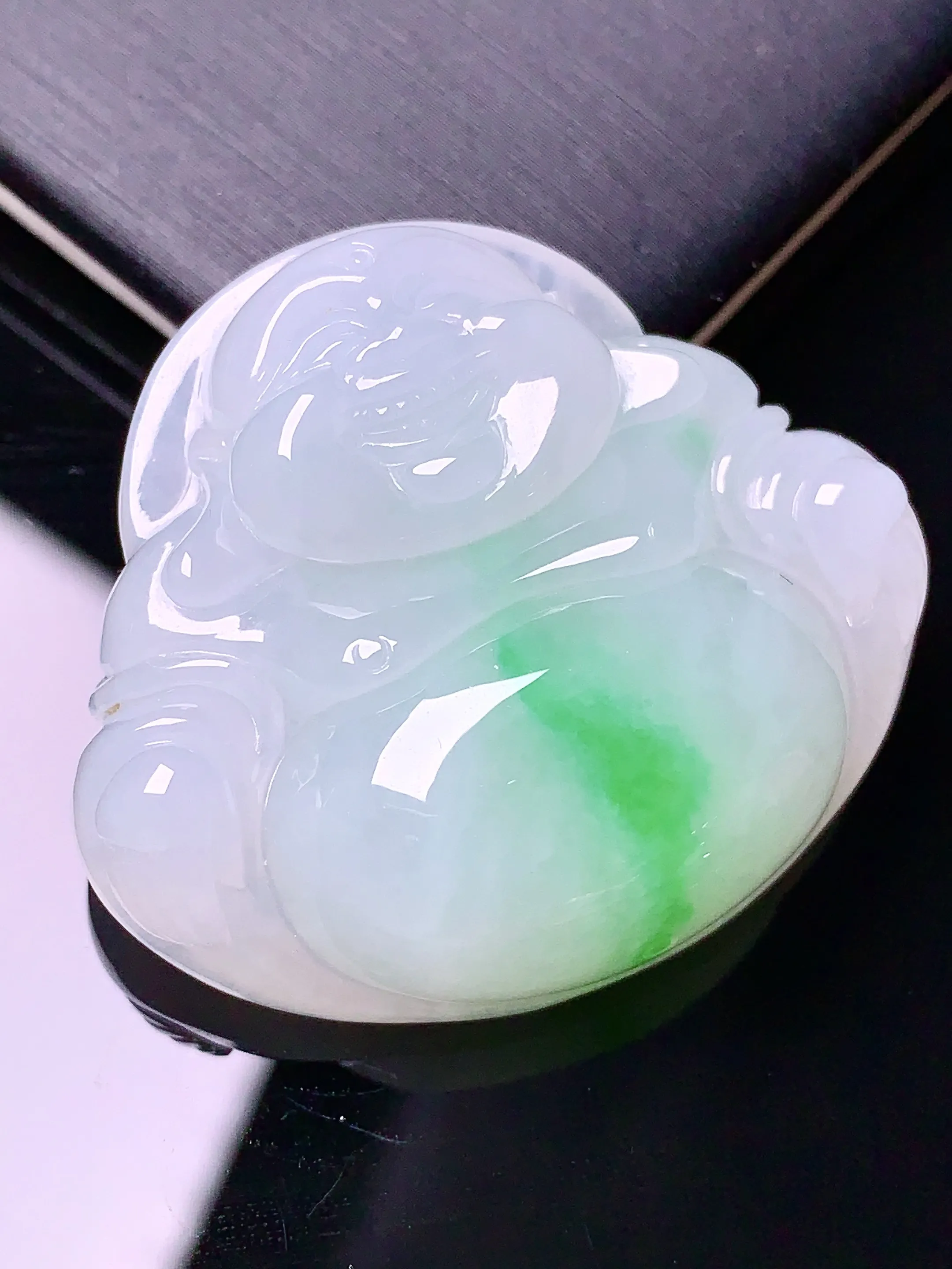 飘绿佛公吊坠 玉质细腻 色泽艳丽 整体尺寸32.1*36*10