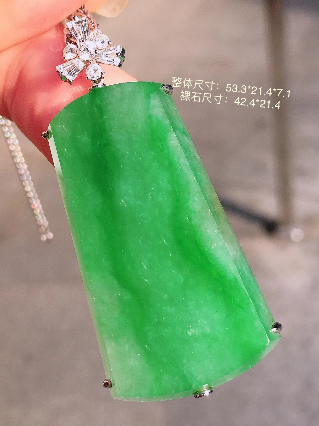 阳绿无事牌吊坠，色泽均匀艳丽，玉质细腻，荧光感超
强，饱满圆润，气质满满。18k
金豪华镶嵌